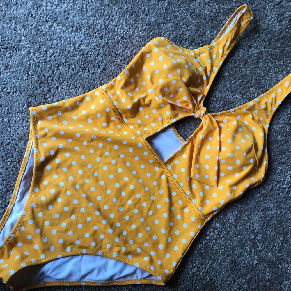 🔸Cupshe Keyhole one piece